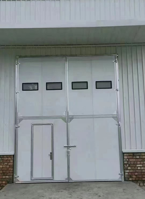 阜康工业门在设备装配车间出入口的实施记录